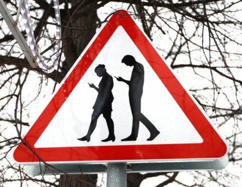 В Москве появился дорожный знак «Осторожно: зомби!». 