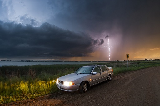 Будете ли вы в безопасности, если молния ударит в машину?