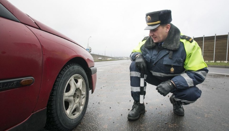 Новые штрафы для автомобилистов в РФ: теперь за резину не по сезону и нештатные лампы в фарах