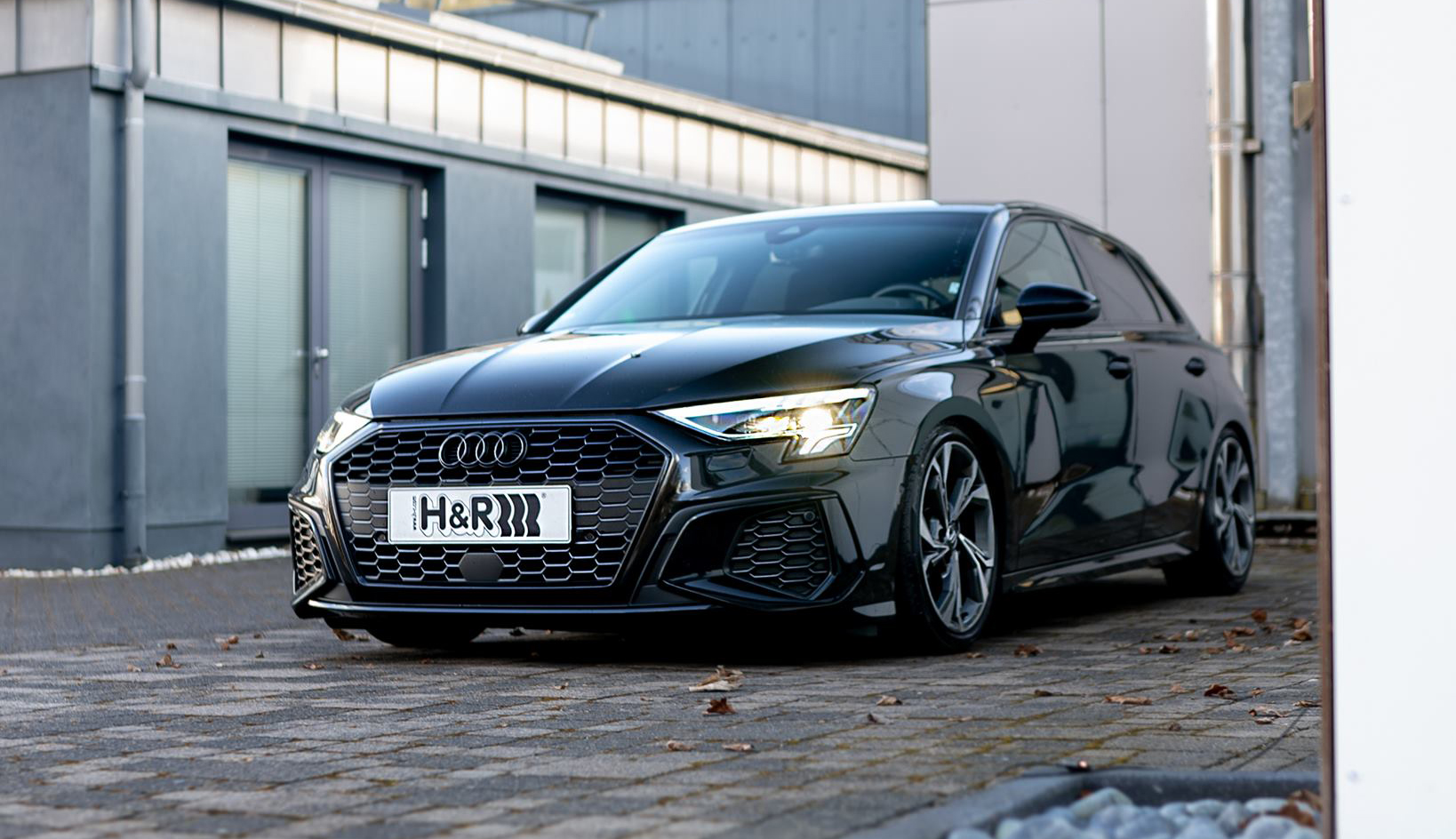 Высокотехнологичный  Audi A3 теперь на колойловерах H&R