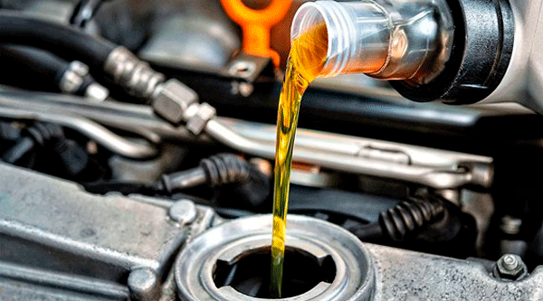Какое масло заливать в двигатель?