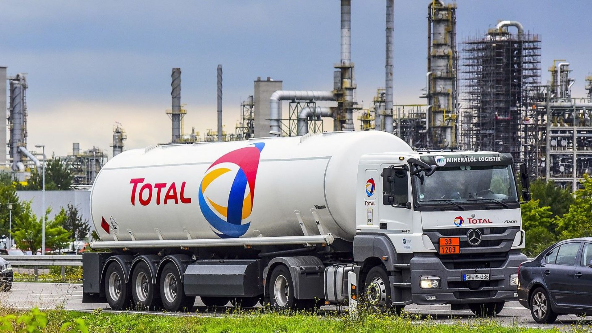 Тотал. Французская нефтяная компания total. Нефтегазовая Корпорация total. Тотал компания Франция. Total компания нефть.