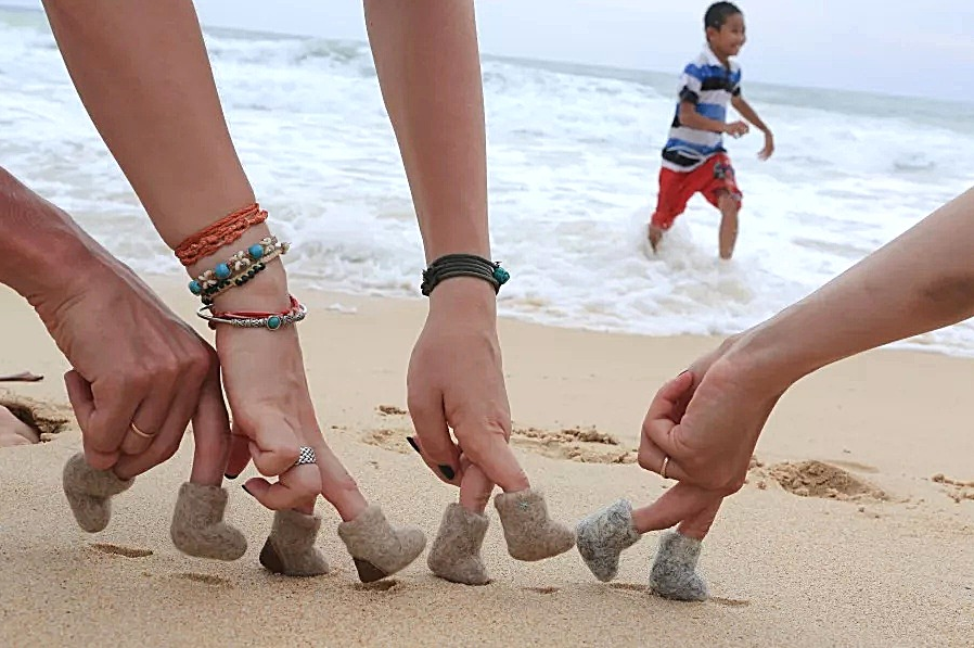 Ноги идут. Ноги в песке. Следы на песке. Маленькие шаги на песке. Шагающие следы