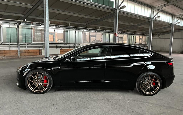 Tesla Model 3 с KW V3 и BBS CI-R: непревзойденная комбинация