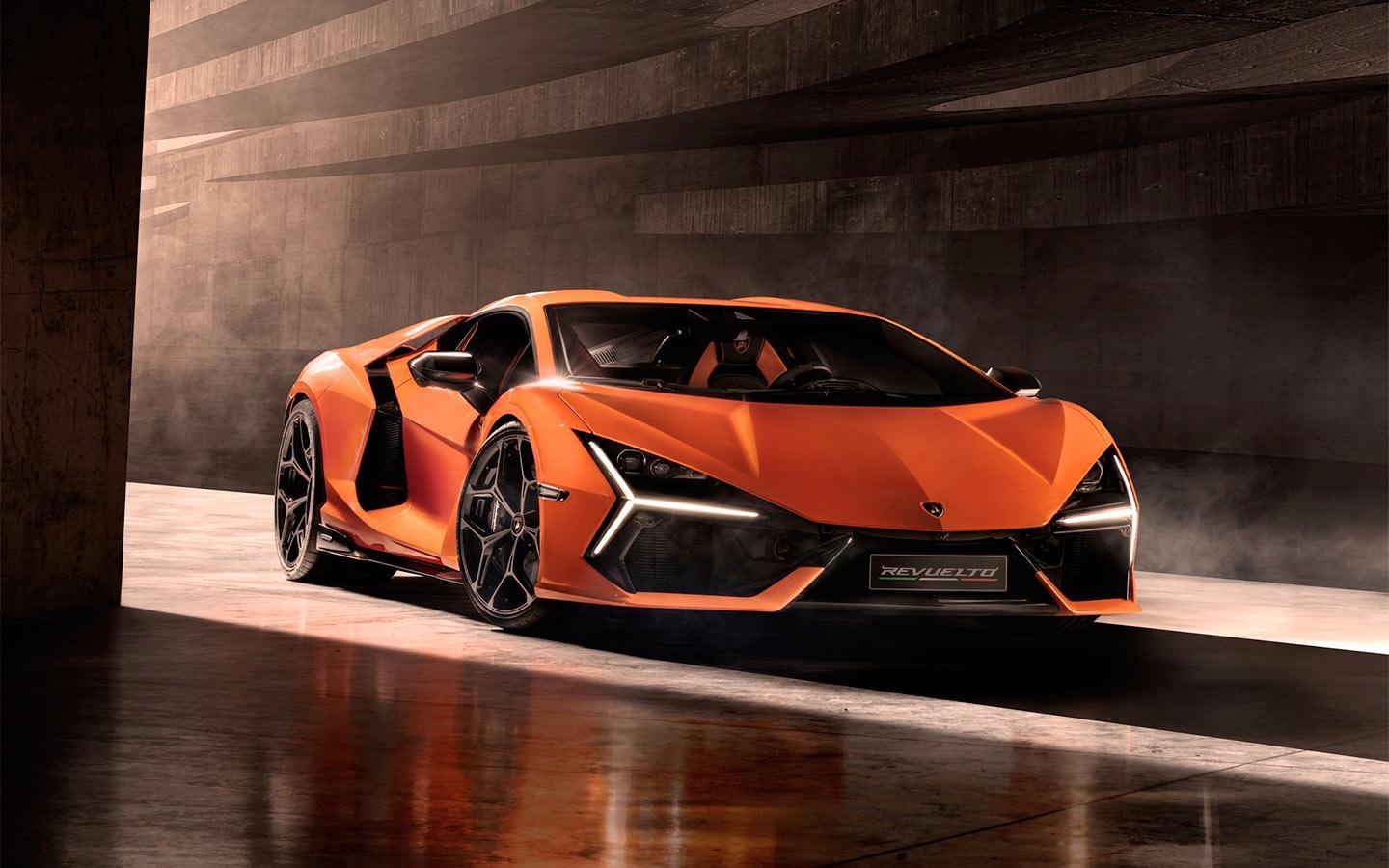 Модель автомобиля Lamborghini Aventador из золота