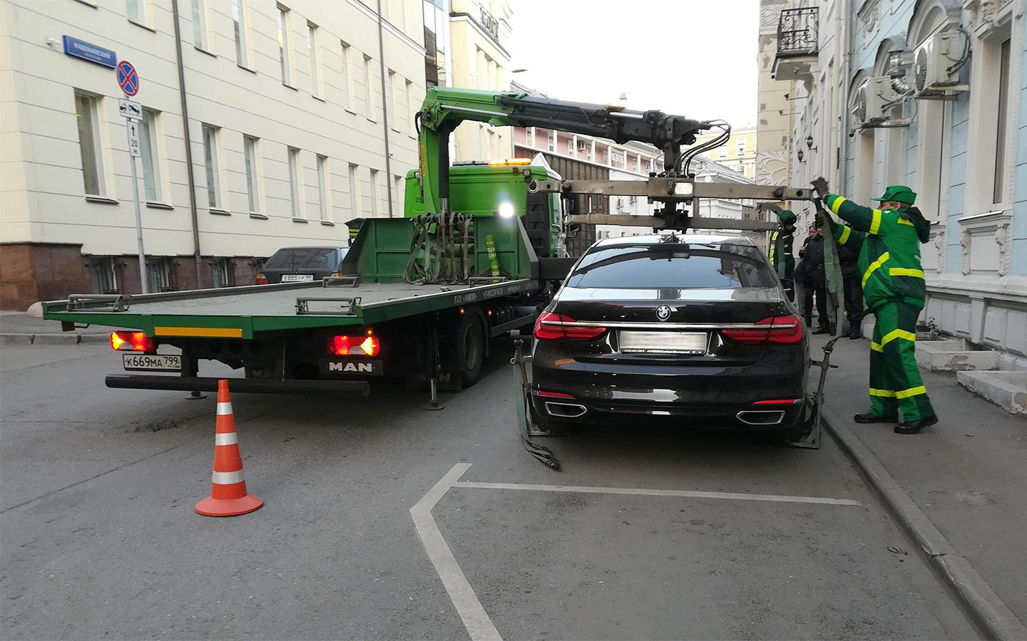  В Москве назвали машины, которые увозят на штрафстоянки чаще всего