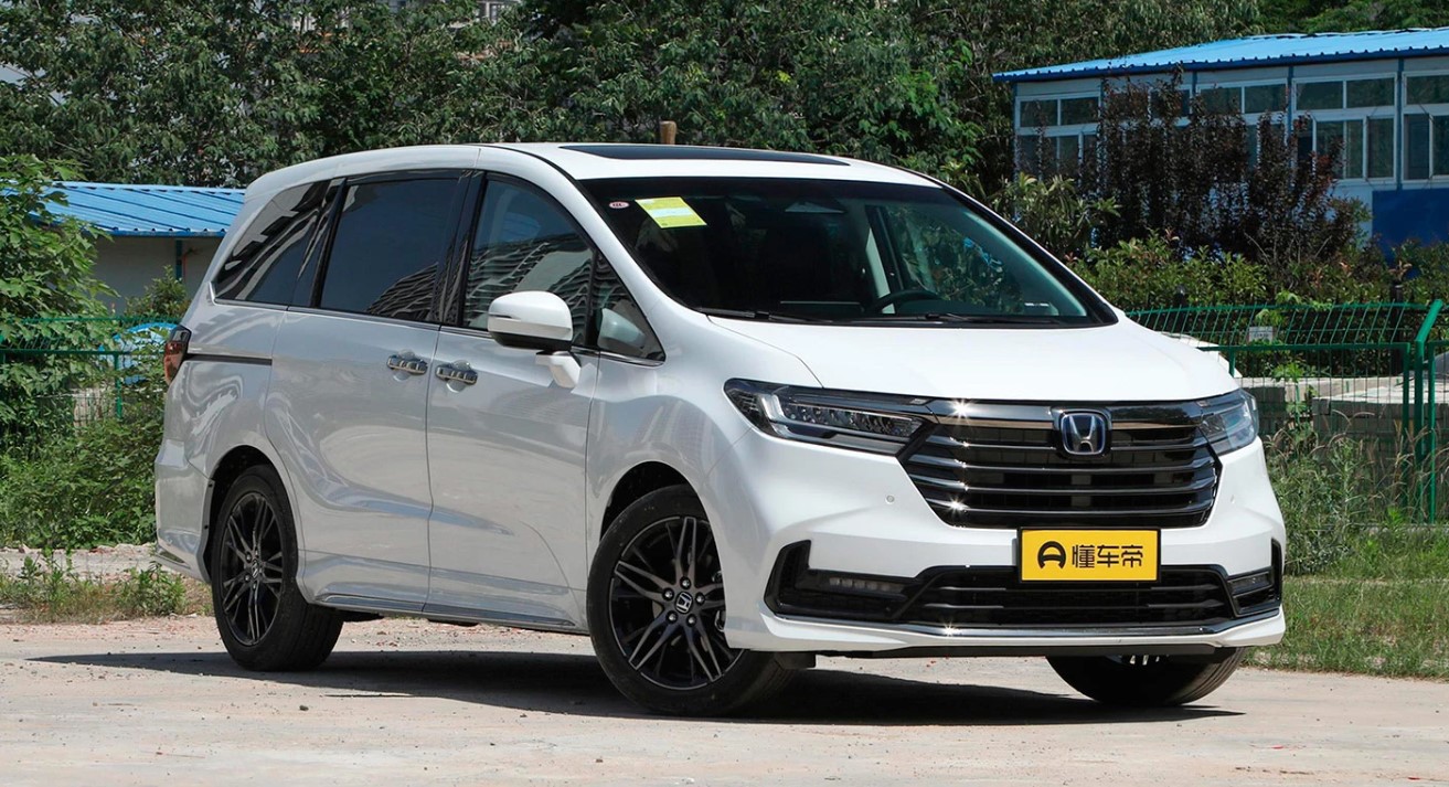 На российском рынке появился гибридный минивэн Honda Odyssey