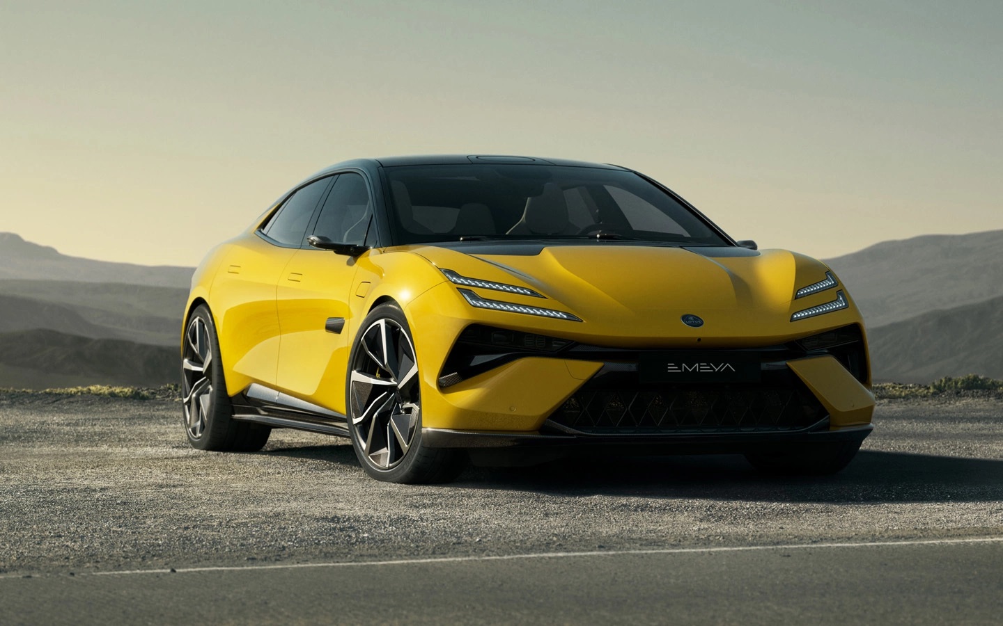 Lotus представил первый электрический седан в своей истории