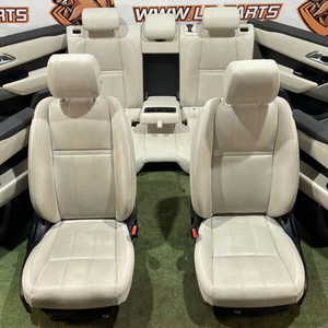 Передні і задні сидіння Range Rover Velar L560