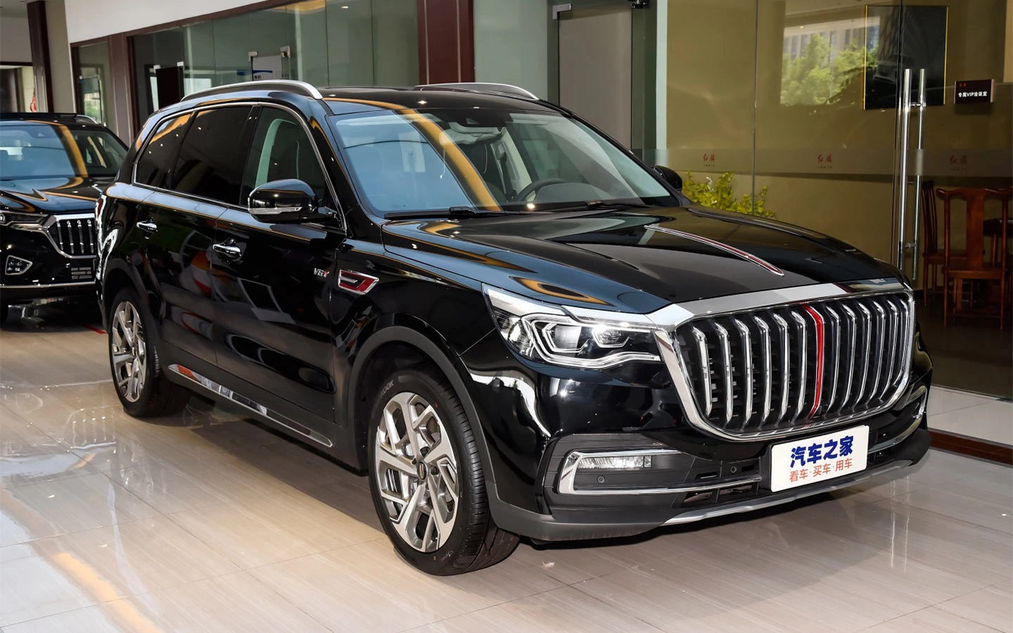 Дилеры начали продажи двух новых премиальных авто Hongqi. Раскрыты цены