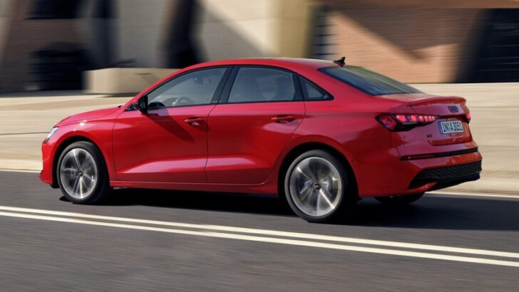 В России поступили в продажу новые седаны Audi A3 по цене от 3,3 млн рублей.