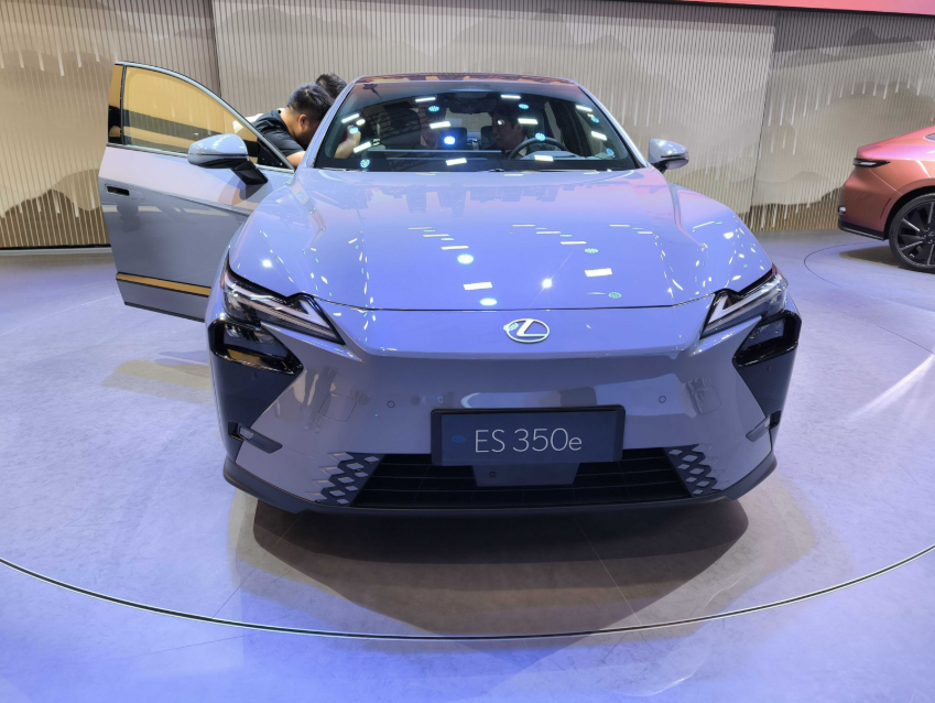 Новый Lexus ES.