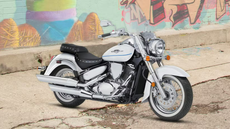 Suzuki Boulevard C50T 2025 года, специальный статический снимок передней четверти