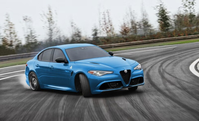 Alfa Romeo Giulia Quadrifoglio 2023 года вылетает из-за угла