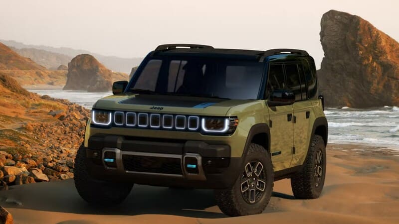 Jeep Recon 2024 года припаркован на каменистом пляже