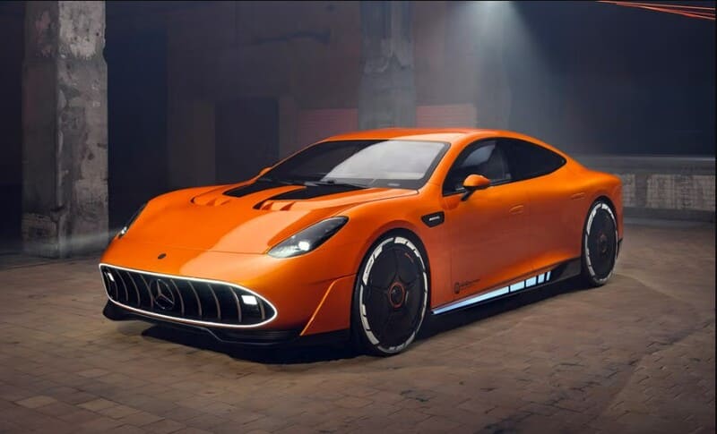 Mercedes-AMG GT XX EV вид спереди в три четверти на оранжевое купе, припаркованное в помещении с эффектным освещением