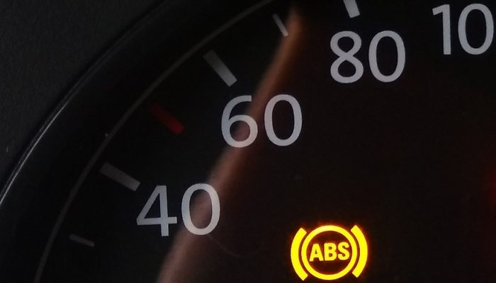 Запрещающая лампочка ABS после замены колодок. Ошибка мастера?