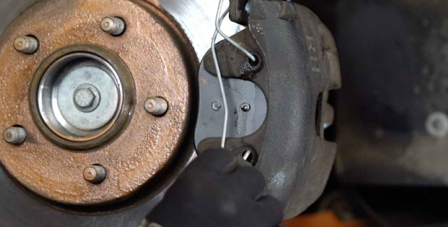Замена передних тормозных колодок Ford Focus 2 своими руками