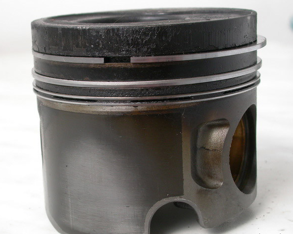 Поршни дизеля типа 10д100 изготовлениаабт тз. Выход поршня. Выход поршня. Цековки под клапана рапид. Поршень змз 406 турбо.