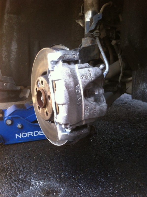 Клинит передние суппорта вольво хс90 - 82 фото